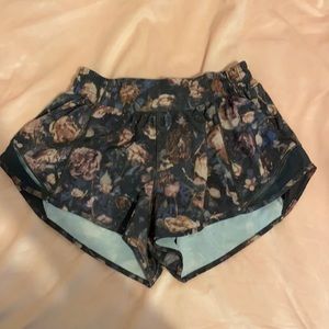 Lululemon hotty hot shorts 2.5" size 2